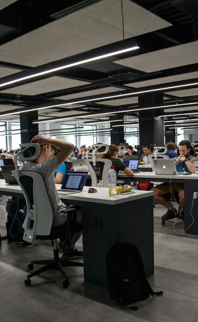 Команды стартапов работают в open space акселератора
